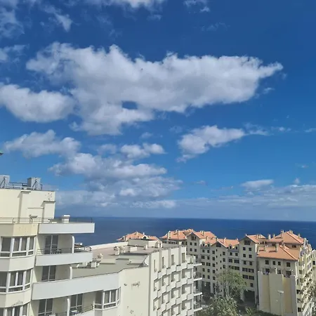 Seaside Escape - 3 Bedroom Sleeps 6 *