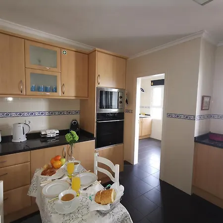 Seaside Escape - 3 Bedroom Sleeps 6 *